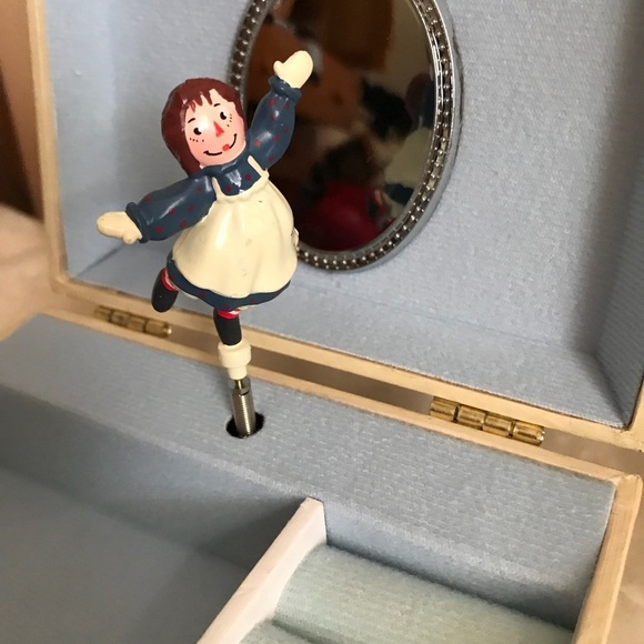 Rare 1980’s Johnny Gruelle Dancing Musical Raggedy Ann Jewelry Box - Picture 3 of 9